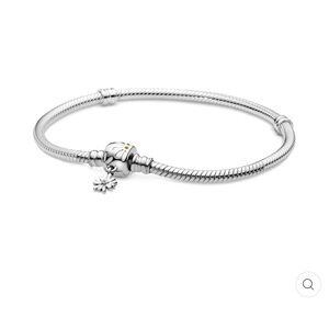 Pandora Silver Daisy Clasp Bracelet-lightly used. Size 8.3 inch